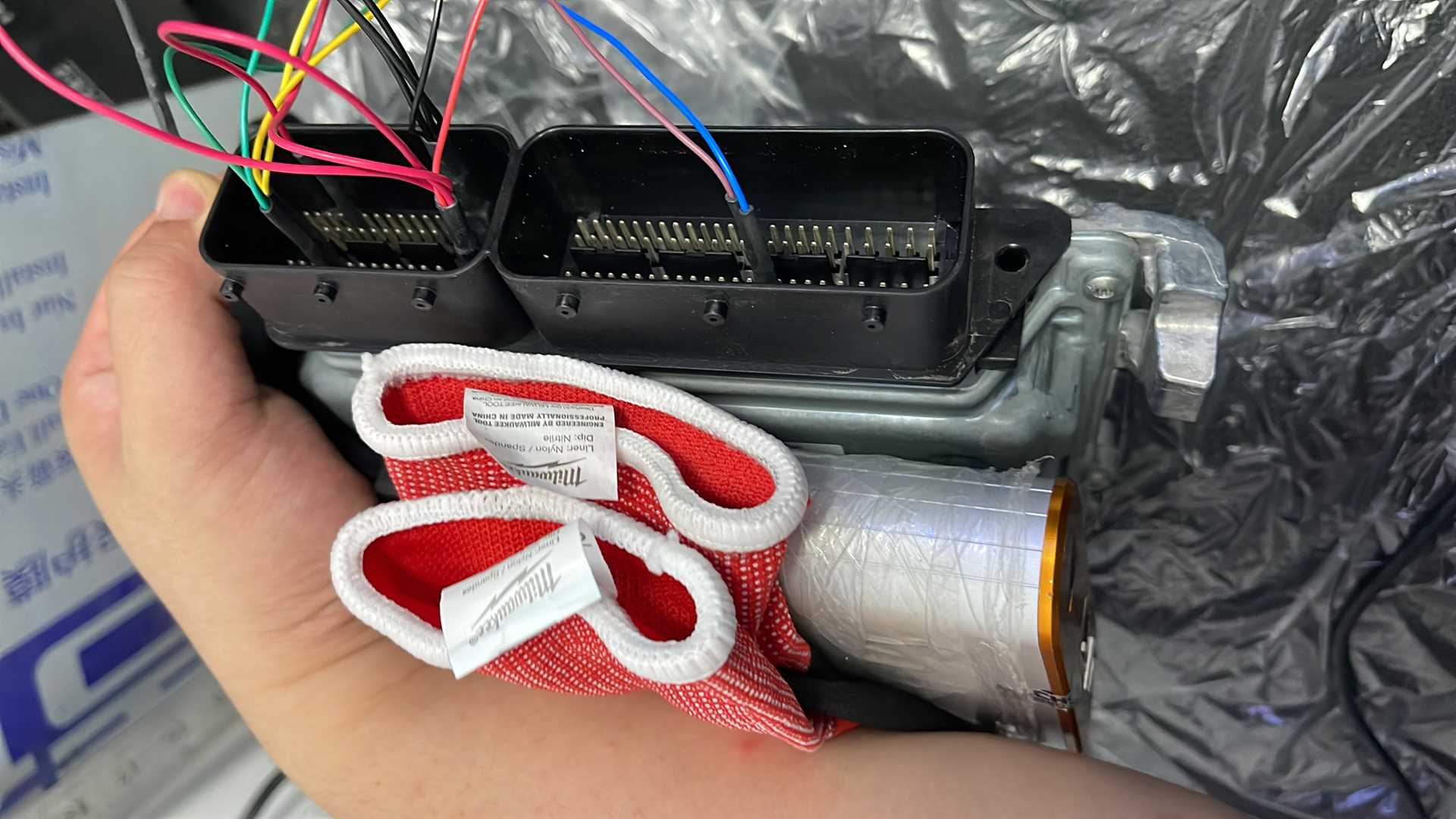 This is a photo of the jumper wires connected during the tuning of the V260 M274 ECU, which is a Bosch unit. Additionally, it's worth mentioning that the V260 model is not listed in Autotuner, so we used the ECU module from the C-Class M274 engine, published by Mach5 Performance.